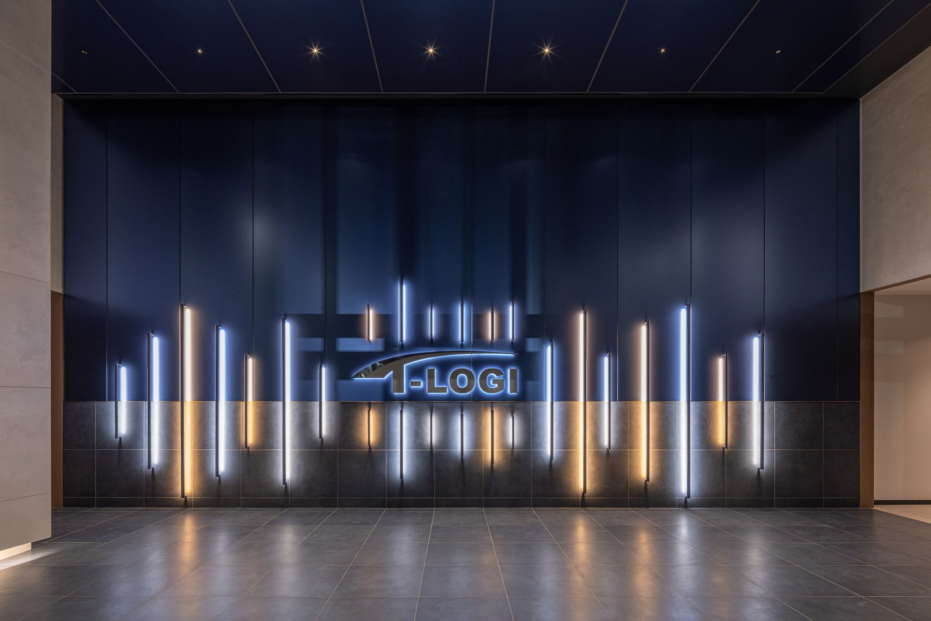 周囲を海とコンテナターミナルに囲まれた、福岡市で唯一の人工島に位置　T-LOGI福岡アイランドシティ